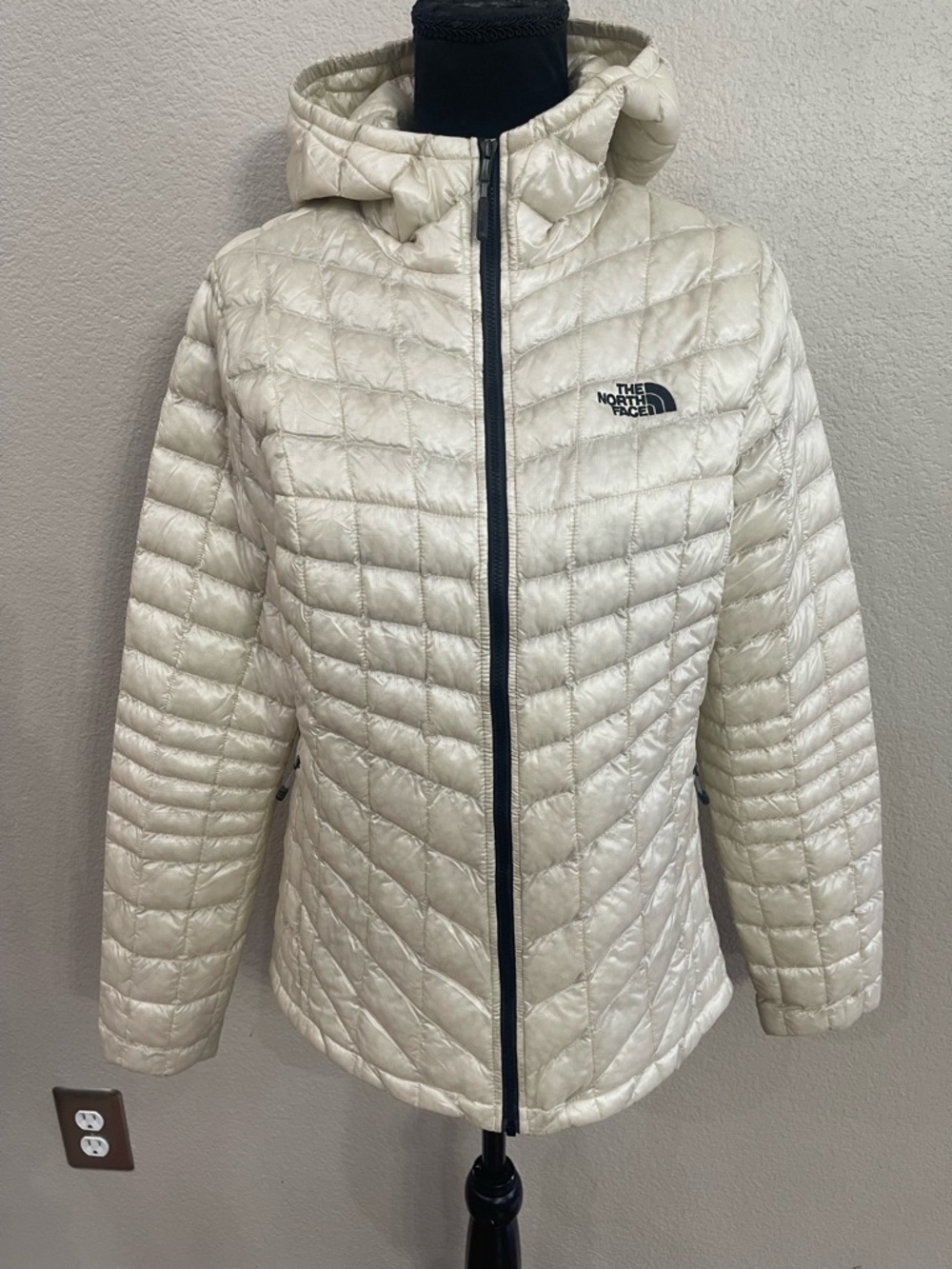 The North Face Women's Cream thermoball Quilted Hooded Jacket medium